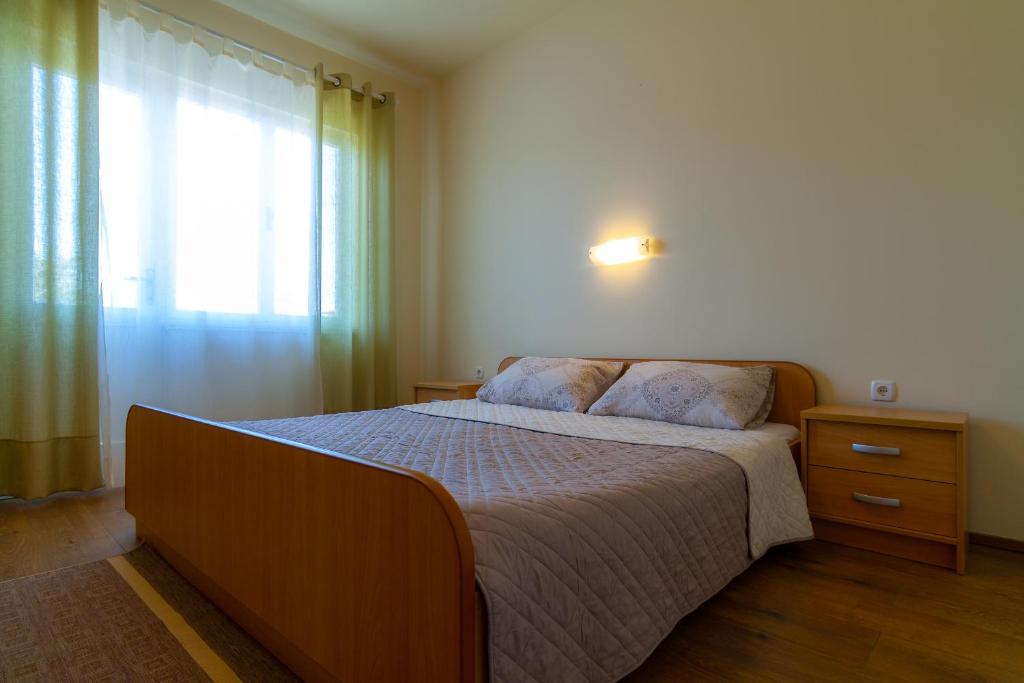 Postel nebo postele na pokoji v ubytování Apartments & Rooms Sanja