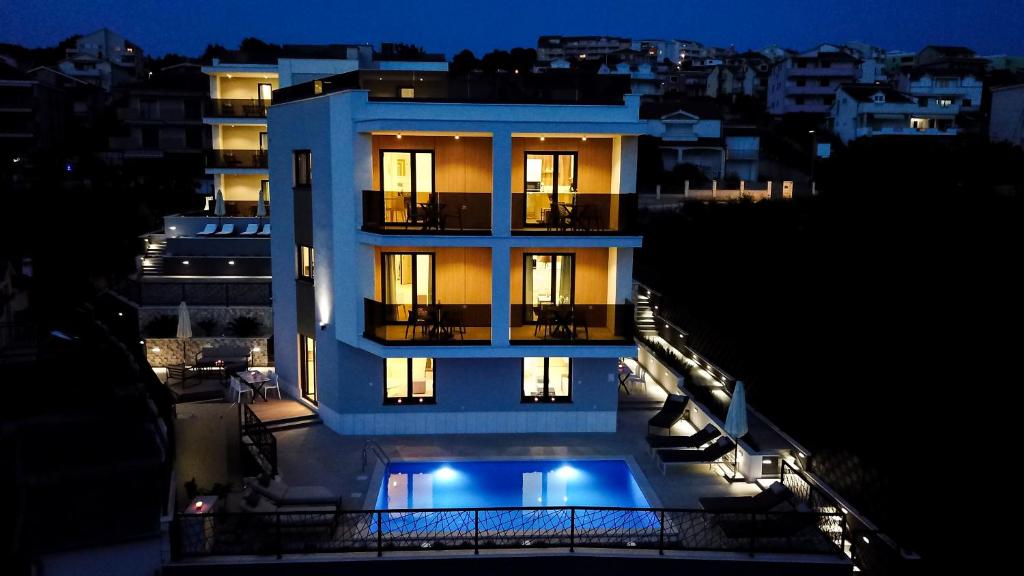 ein Gebäude mit nachts eingeschaltetem Licht in der Unterkunft Villa 21 B in Trogir