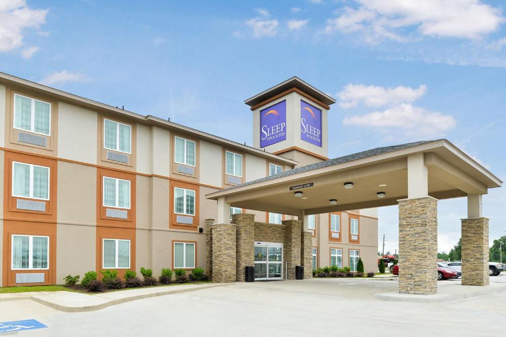 un bâtiment d'hôtel avec un panneau en haut dans l'établissement Sleep Inn & Suites Gulfport, à Gulfport