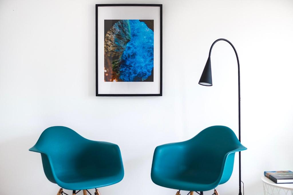 a room with two blue chairs and a lamp at vilamaria apartment in Porches