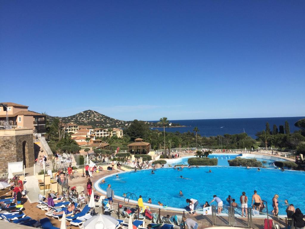 un groupe de personnes dans une grande piscine dans l'établissement Appartement à Cap Estérel Village Pierre et Vacances Quartier Belvédère Piscines et parking inclus, à Agay
