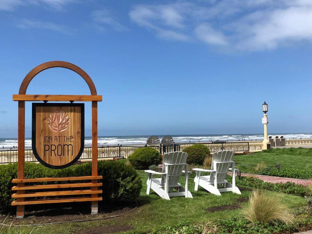 - un panneau indiquant un complexe avec des chaises longues et la plage dans l'établissement Inn at the Prom, à Seaside