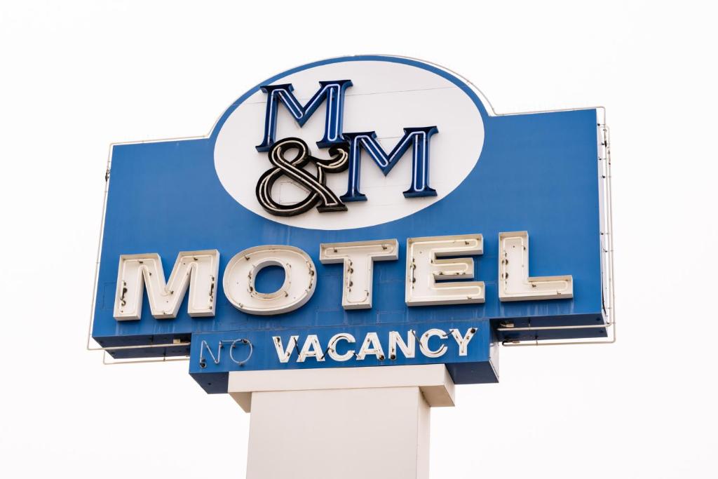 M&M Motel في Connell: لافته ل mr and muppet لا يوجد شاغر