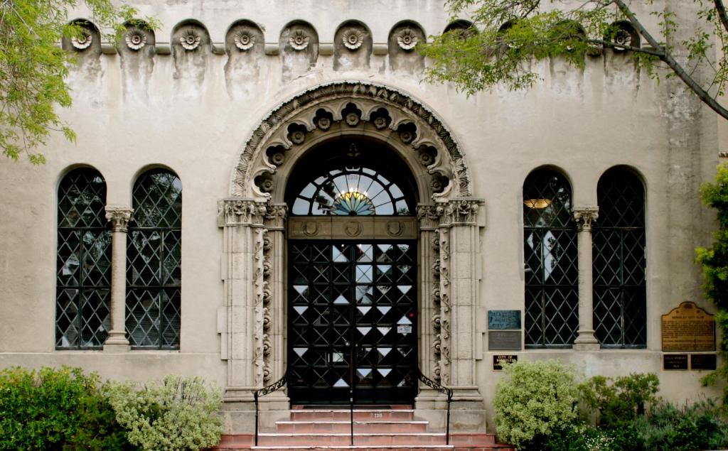 Berkeley City Club Hotel في بيركلي: مدخل لمبنى له باب اسود