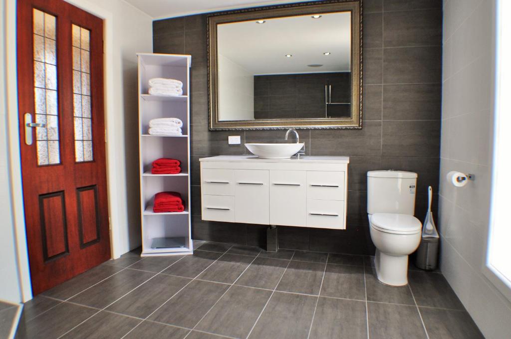 LUXURIOUS Couples Escape, SPA BATH, Netflix, NBN - Maison De Vacances