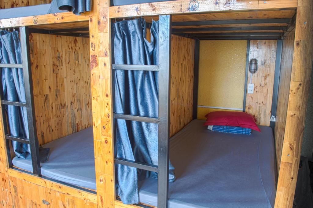 Postel nebo postele na pokoji v ubytování Tigon Dalat Hostel