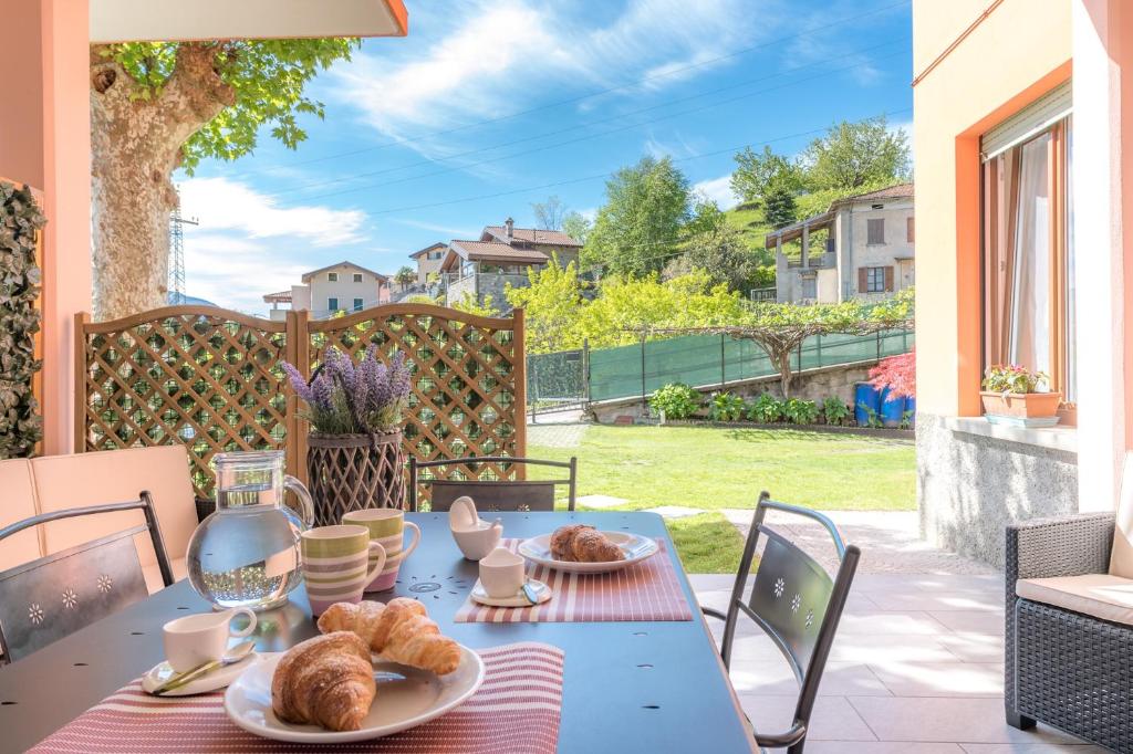 een tafel met een bord eten op een patio bij Casa dei Platani Wi-Fi Parking Free in San Siro