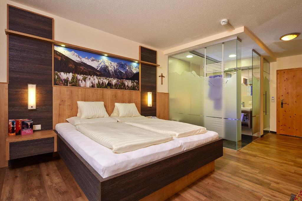 Postel nebo postele na pokoji v ubytování Hotel Gundolf
