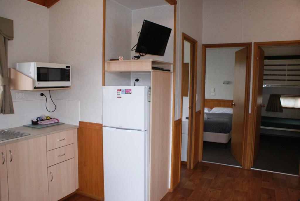 Kuchyň nebo kuchyňský kout v ubytování Warrnambool Motel and Holiday Park