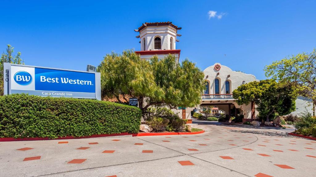 um sinal do melhor oeste em frente a um edifício em Best Western Casa Grande Inn em Arroyo Grande