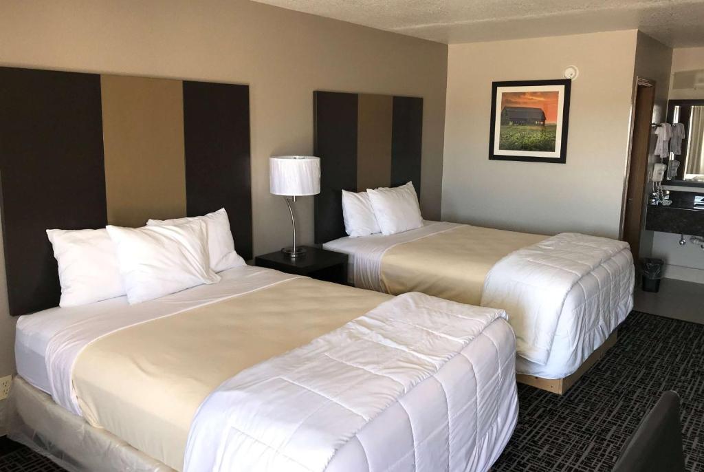 um quarto de hotel com duas camas e um candeeiro em Days Inn by Wyndham Grove em Grove