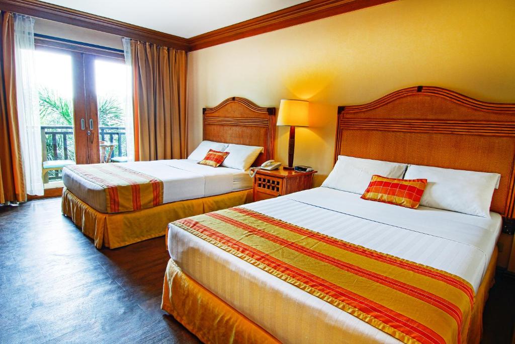 Postel nebo postele na pokoji v ubytování Boracay Tropics Resort Hotel