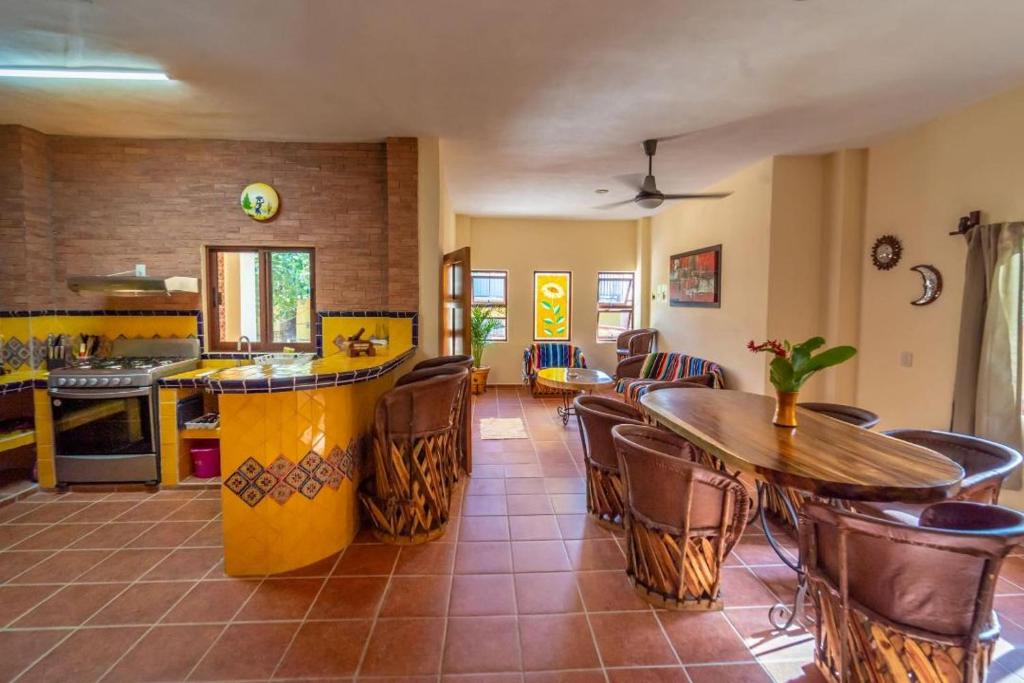 a kitchen with a table and chairs in a room at Casa palmito cerca de la playa in Yelapa