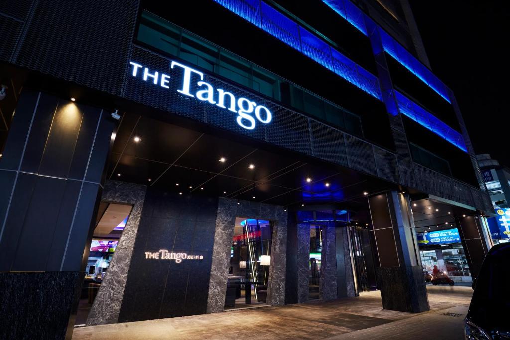 una señal en el lateral de un edificio en The Tango Taichung, en Taichung