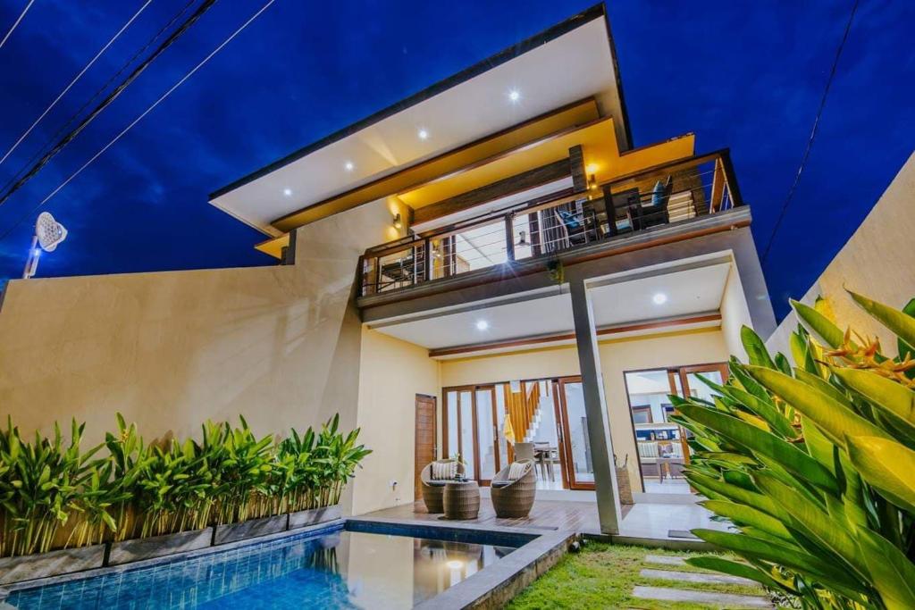 een huis met een zwembad en een balkon bij Secret Outlook Lembongan in Nusa Lembongan