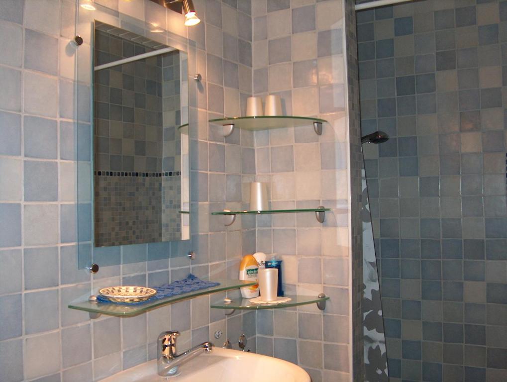 y baño con lavabo y espejo. en Appartement La Coudraie, en Blonay