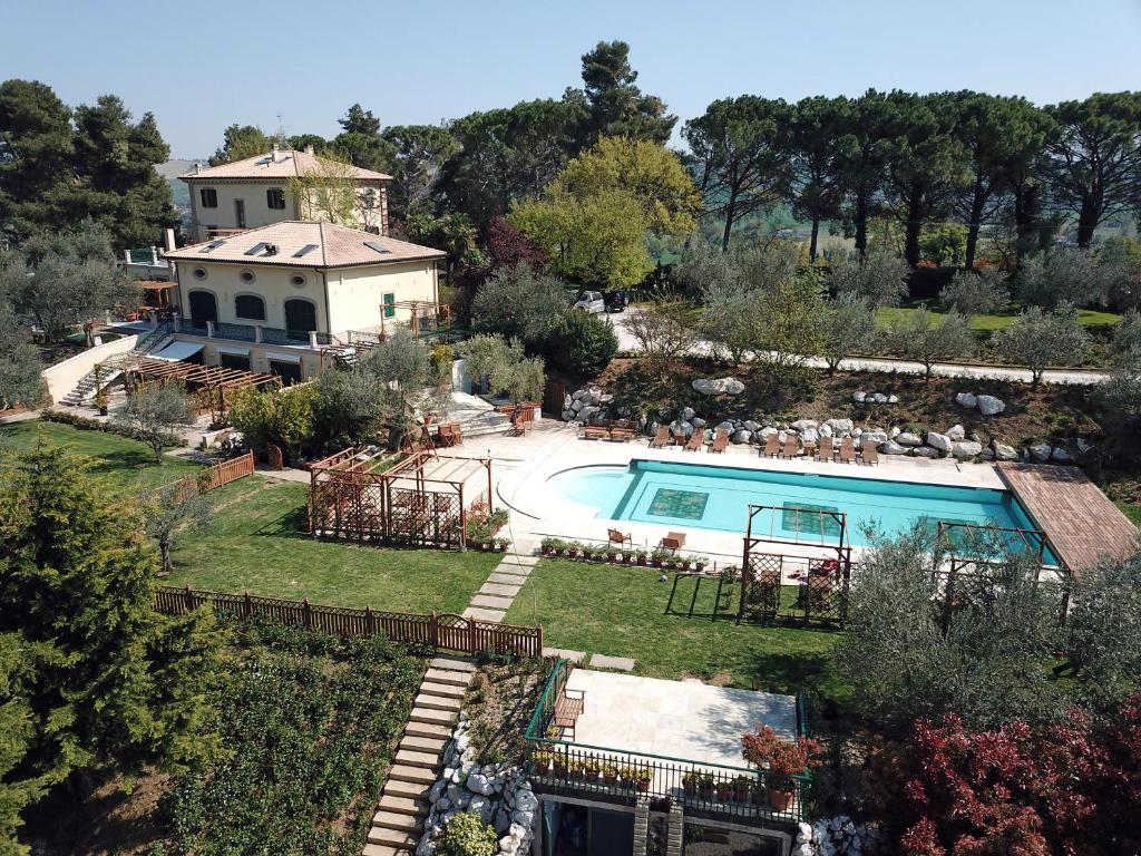 una vista aérea de una casa con piscina en Agriturismo La Limonaia, en Mondavio