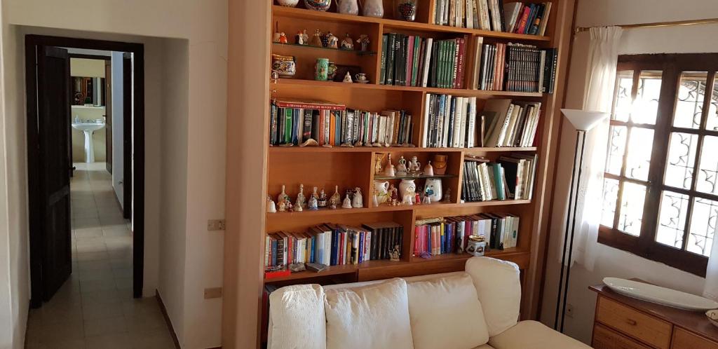 salon z półką na książki wypełnioną książkami w obiekcie Villa da Titti e Carlo w mieście Sarroch