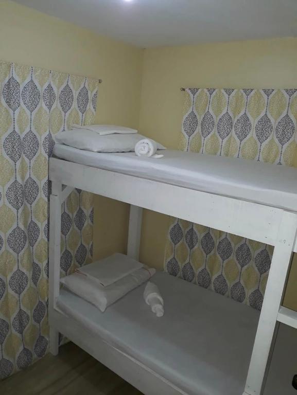 Postel nebo postele na pokoji v ubytování Hillview Apt w/ Pool Access - Free Wifi