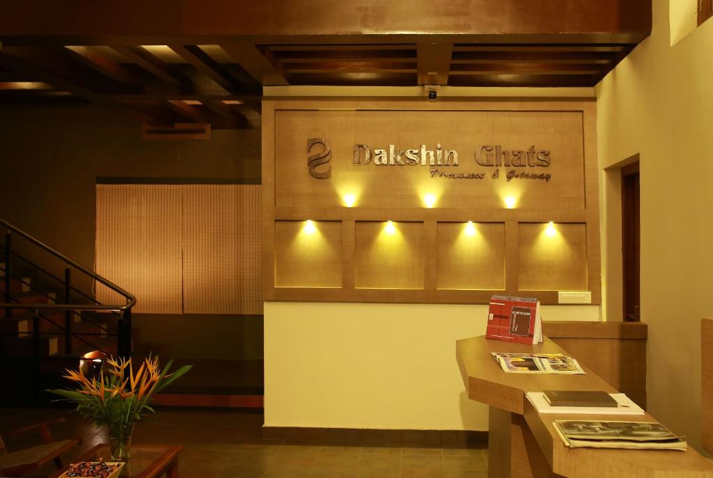 TariyodにあるDakshin Ghatsの照明付きカウンターのあるレストラン