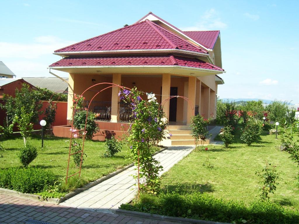 une petite maison avec un toit rouge dans l'établissement Злоторія, à Moukatcheve