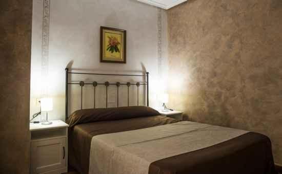 Postel nebo postele na pokoji v ubytování Café Bar Hotel Jefi