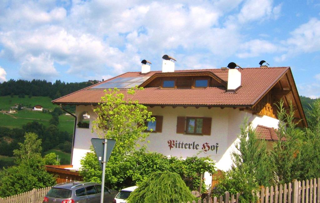 dom z ptakami siedzącymi na nim w obiekcie Pitterle Hof w mieście Meltina