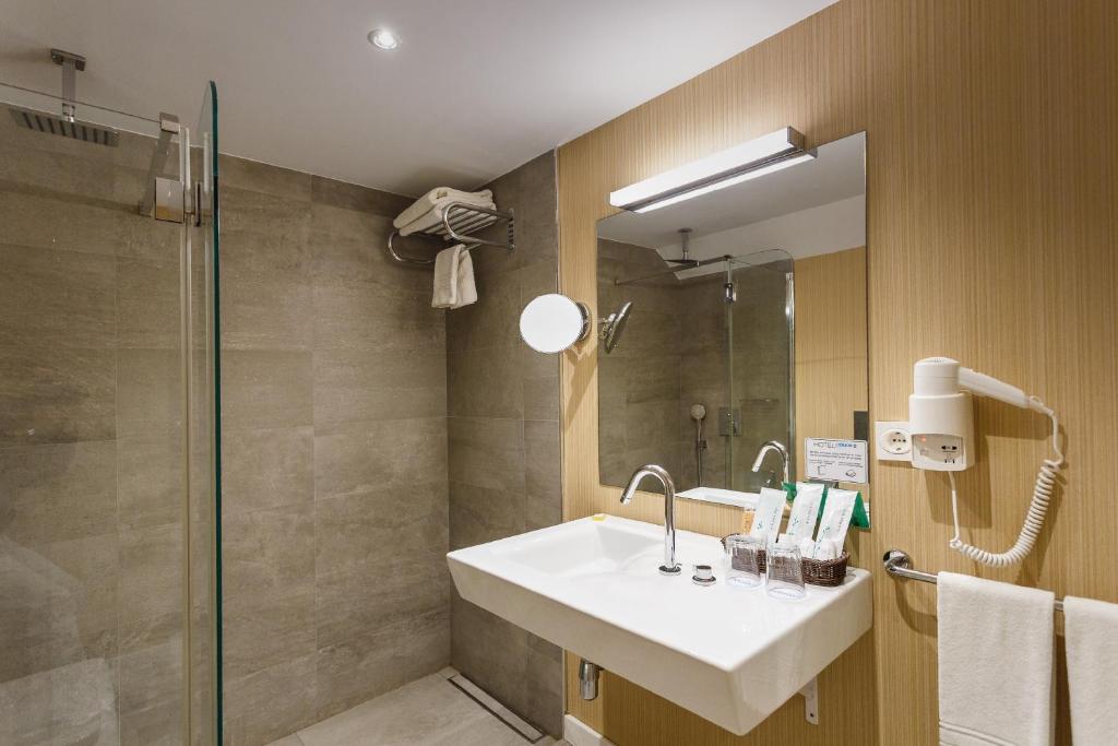 A bathroom at Hotel Comfort Dauro 2