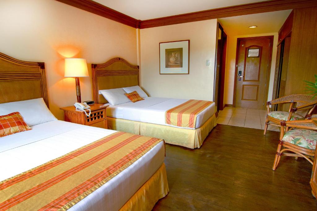 Postel nebo postele na pokoji v ubytování Boracay Tropics Resort Hotel