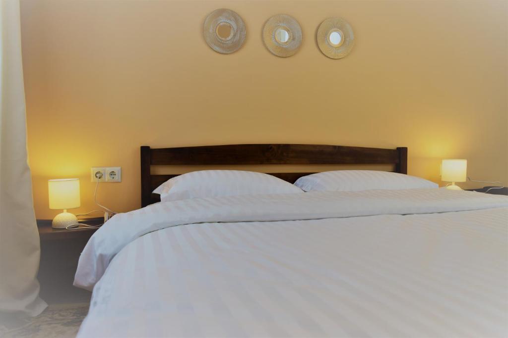 - 2 lits dans une chambre avec 2 réveils sur le mur dans l'établissement Central comfortable one-bedroom apartment, à Chişinău