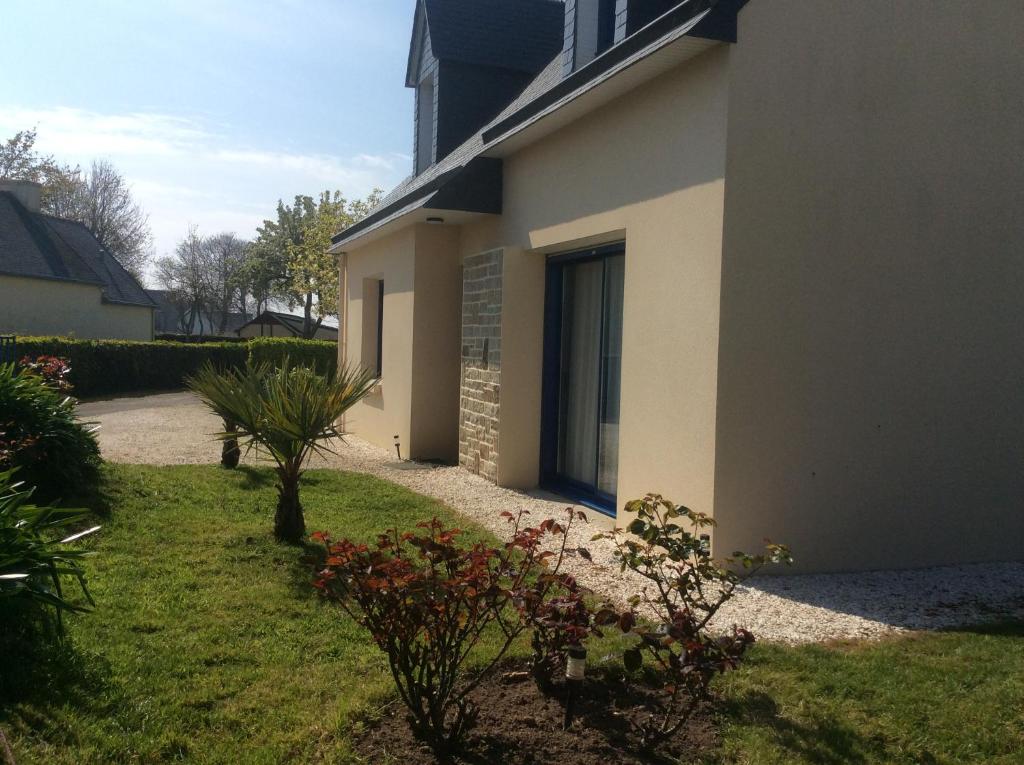 - une vue latérale sur une maison avec une cour dans l'établissement Maison près de la Grande Plage, à Bénodet