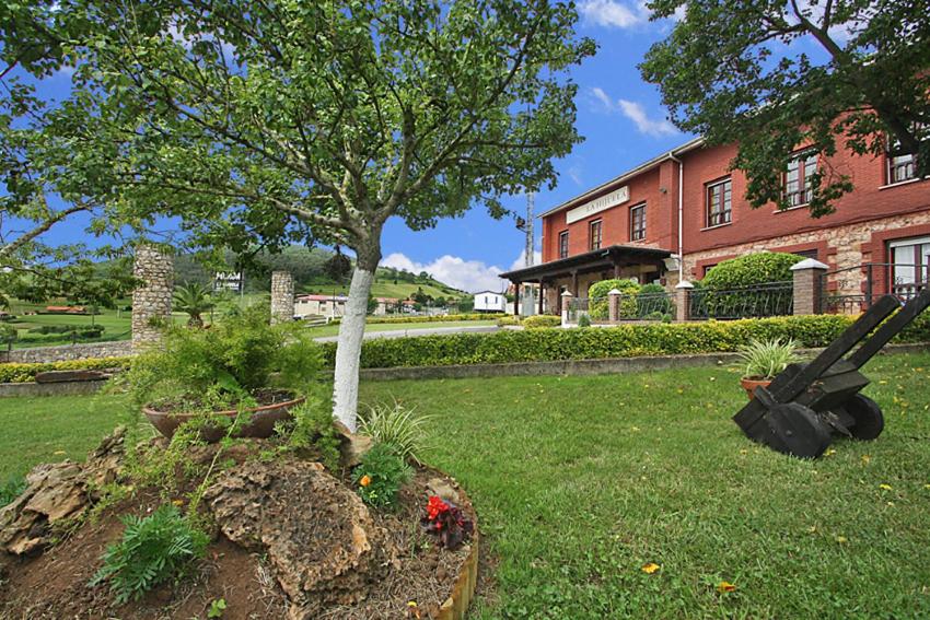 a tree in a yard next to a building at Posada la Hijuela in Queveda