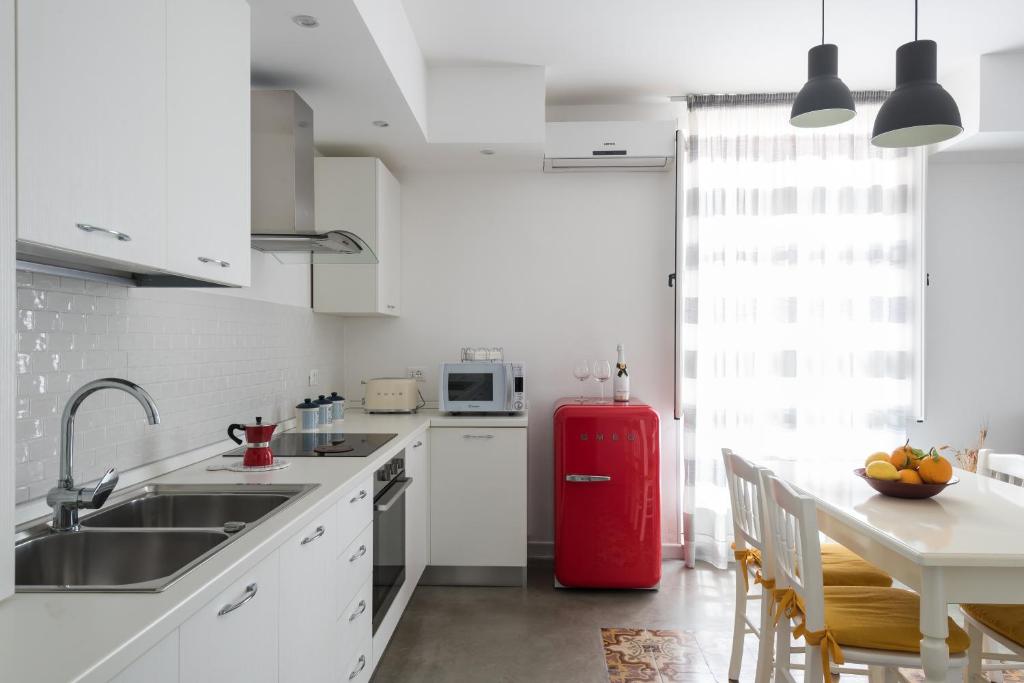 A kitchen or kitchenette at AM Suite with terrace by Wonderful Italy