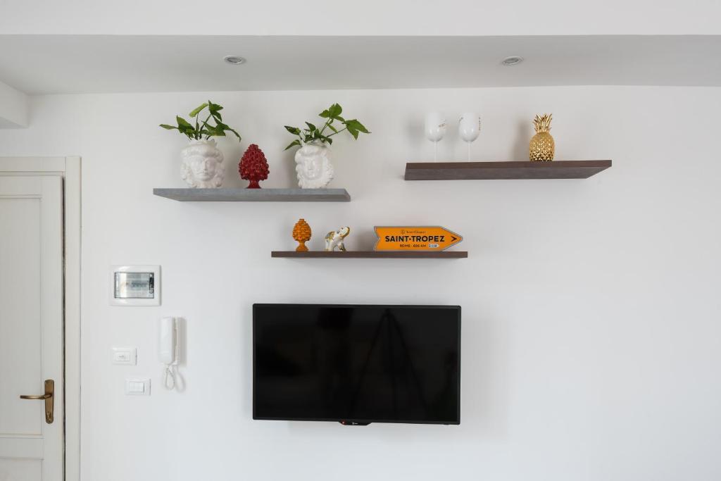 A television and/or entertainment centre at AM Suite with terrace by Wonderful Italy