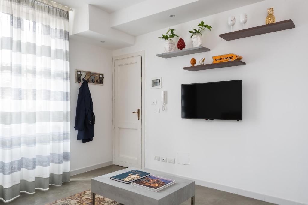 A television and/or entertainment centre at AM Suite with terrace by Wonderful Italy