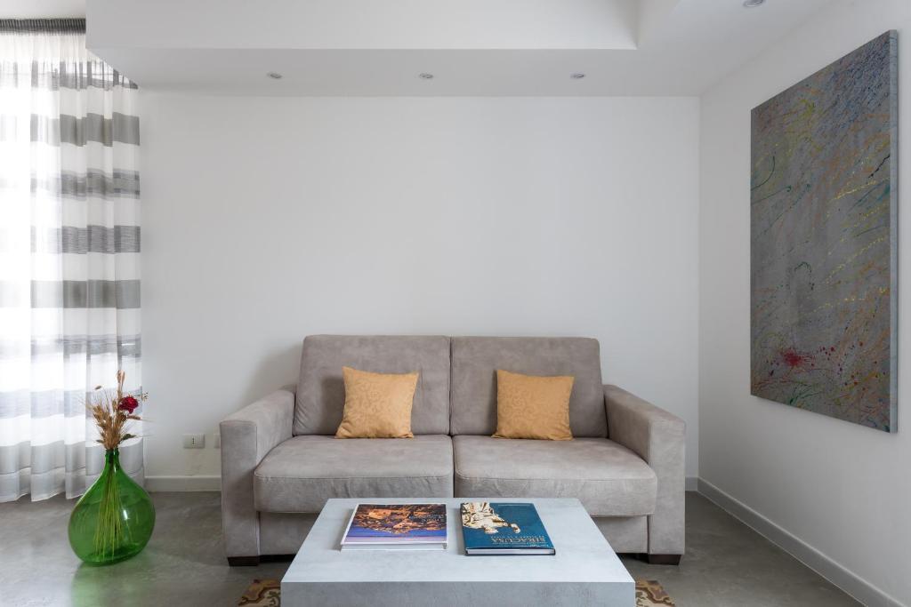 A seating area at AM Suite with terrace by Wonderful Italy