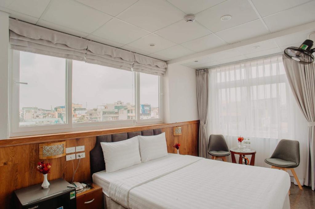 Postel nebo postele na pokoji v ubytování Hanoi Asia Hotel