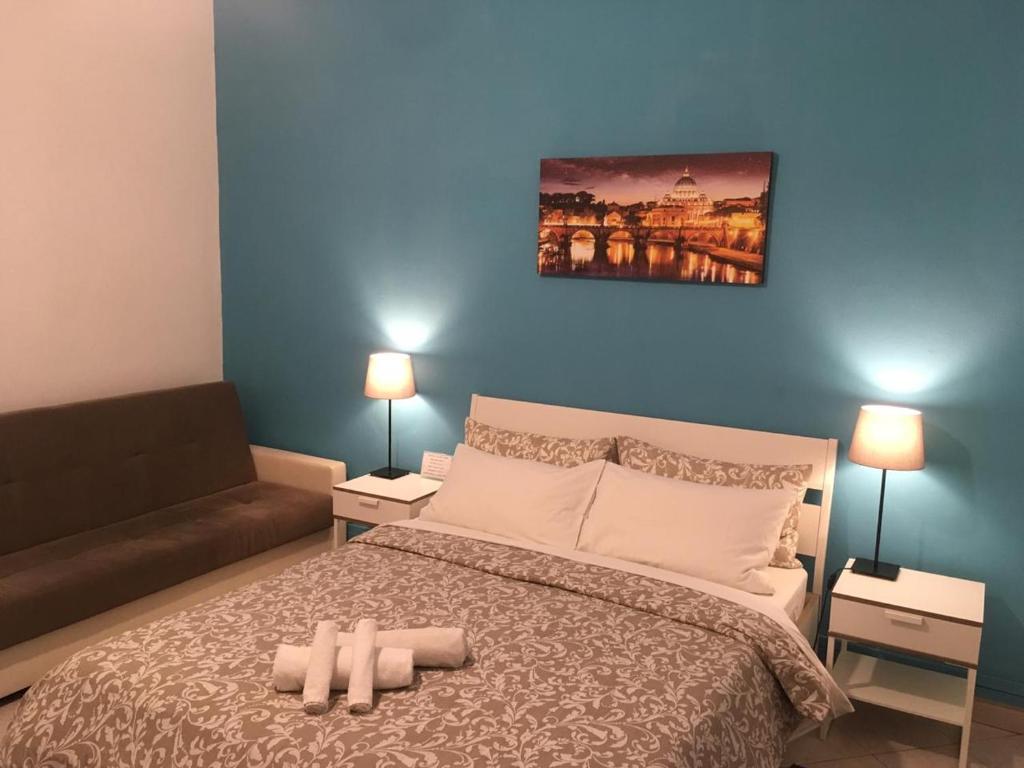 una camera con un letto e un divano di amoRaRoma, economy guest house with shared bathrooms a Roma