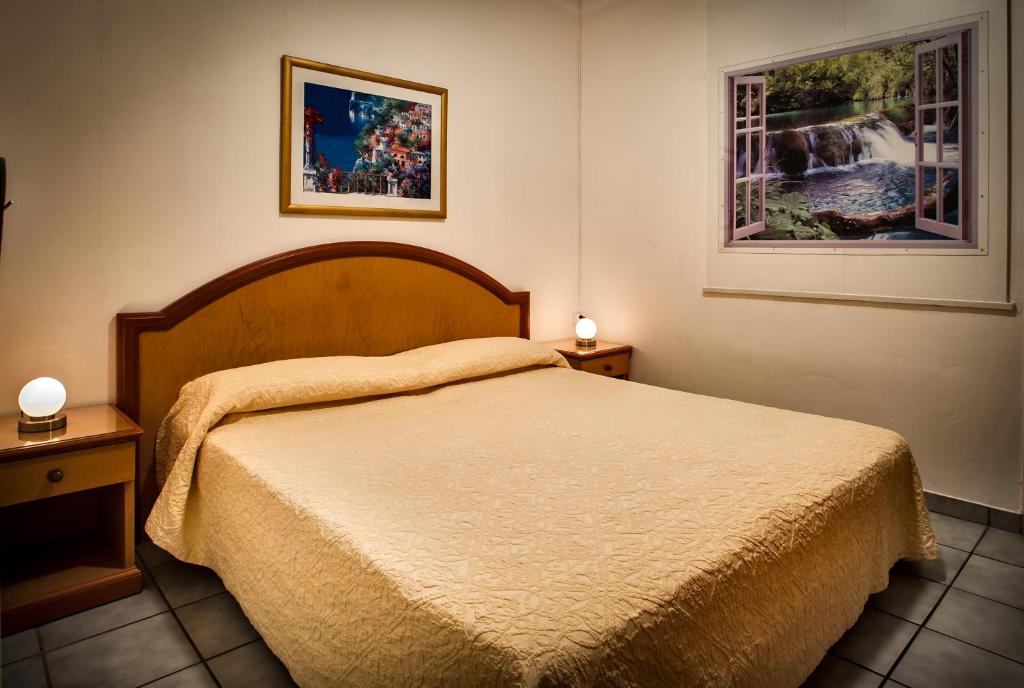 Rúm í herbergi á EasyRooms dell'Angelo