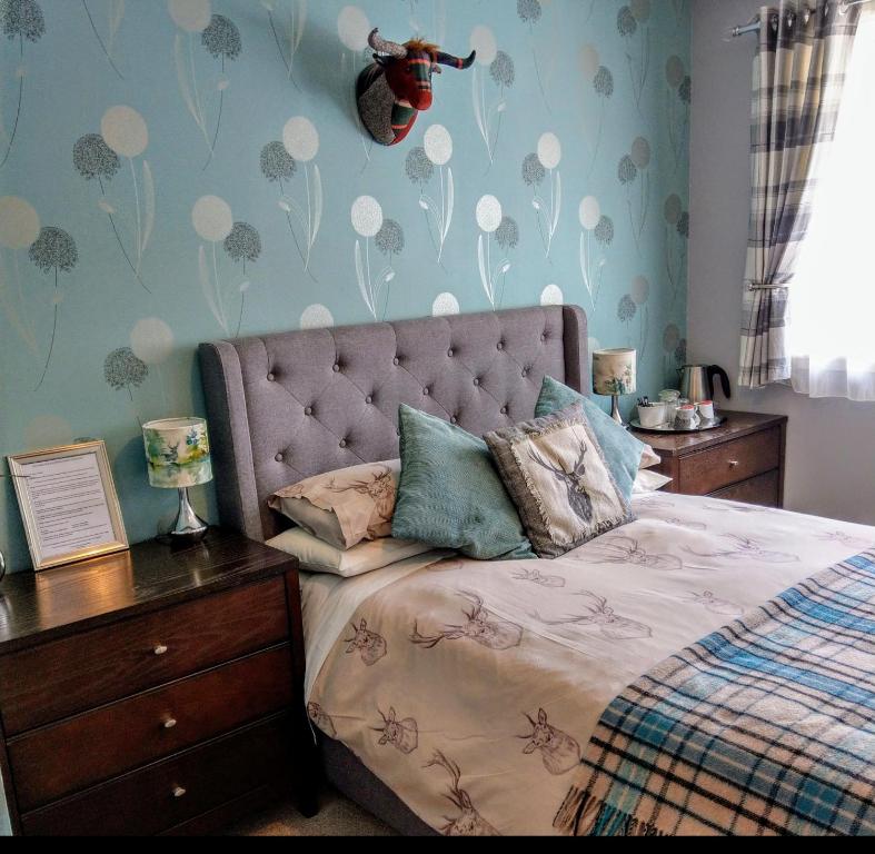 A bed or beds in a room at An-Sealgair Bed & Breakfast 