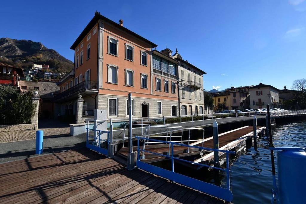 ein Gebäude neben einem Kanal neben einem Gebäude in der Unterkunft Residenza di Prestigio In Riva al Lago Marone Primo Piano in Marone