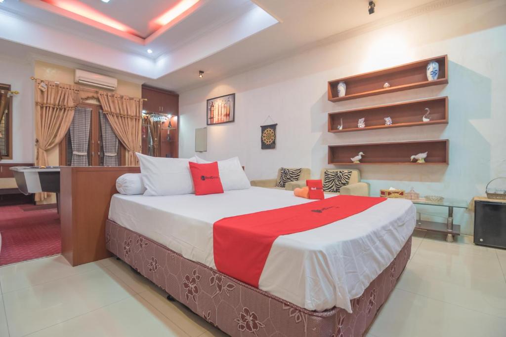 - une chambre avec un grand lit dans l'établissement RedDoorz Syariah near Margahayu Raya, à Bandung