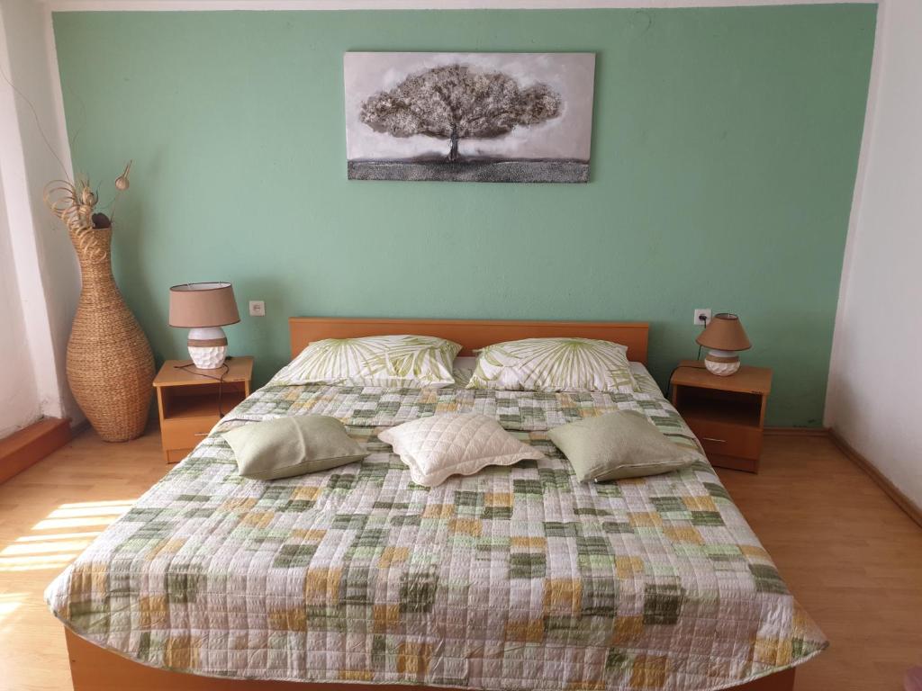 Łóżko lub łóżka w pokoju w obiekcie Tiho i Slađana apartments