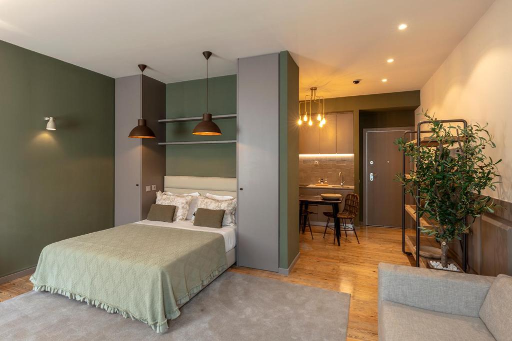 um quarto com uma cama e uma sala de jantar em Olive Nature – Tourism Apartments no Porto
