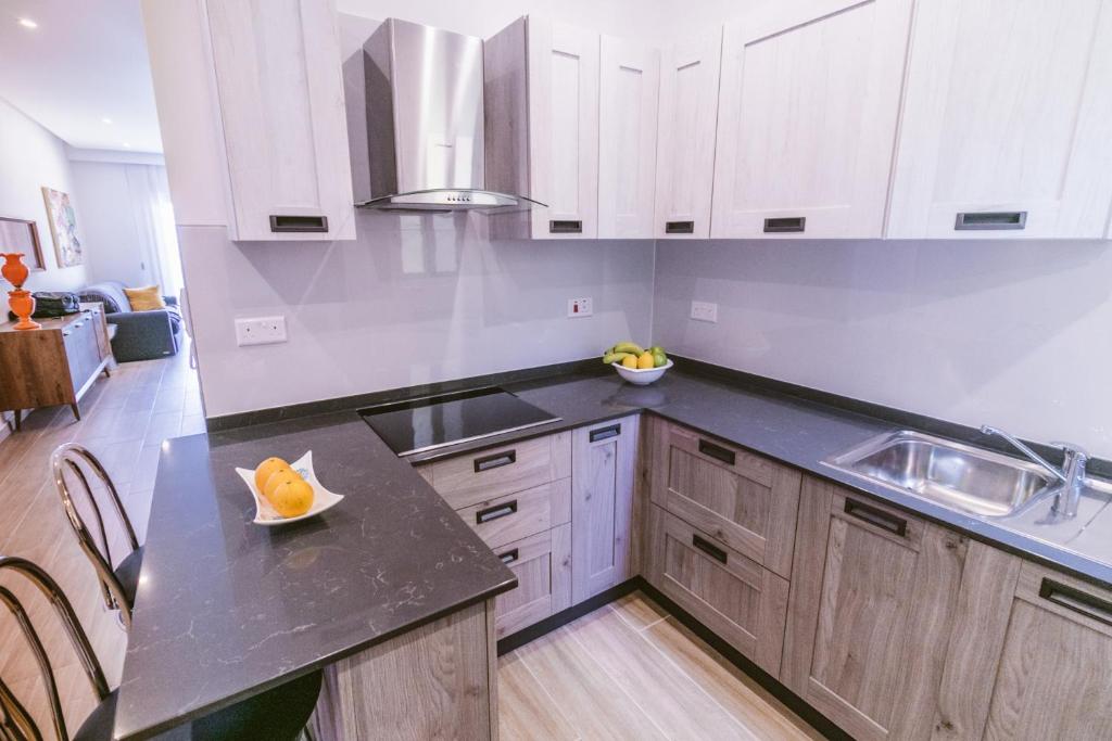 Kuchyň nebo kuchyňský kout v ubytování Seafront Apartment No 10 Marsalforn