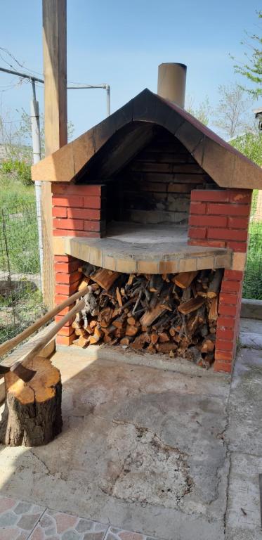 Gril dostupný pro hosty v apartmánu
