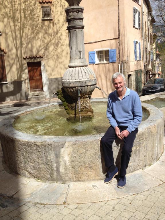 バルジュモンにある1 Place Moreriの噴水の脇に座る男