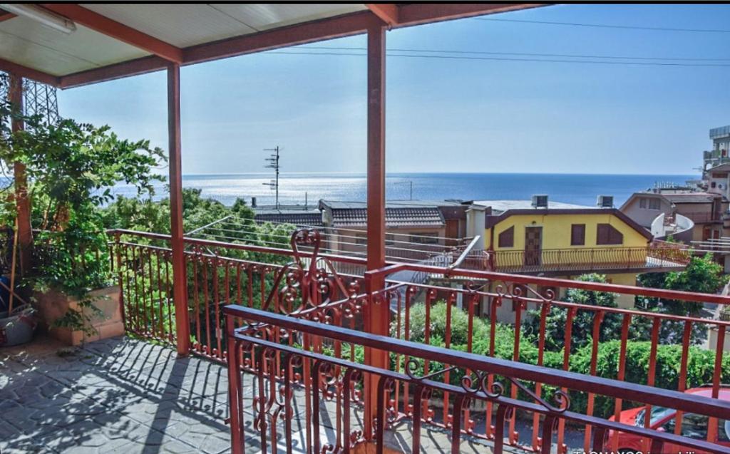 Elle comprend un balcon offrant une vue sur l'océan. dans l'établissement La Casita Il Poggio Del Sole, à Letojanni