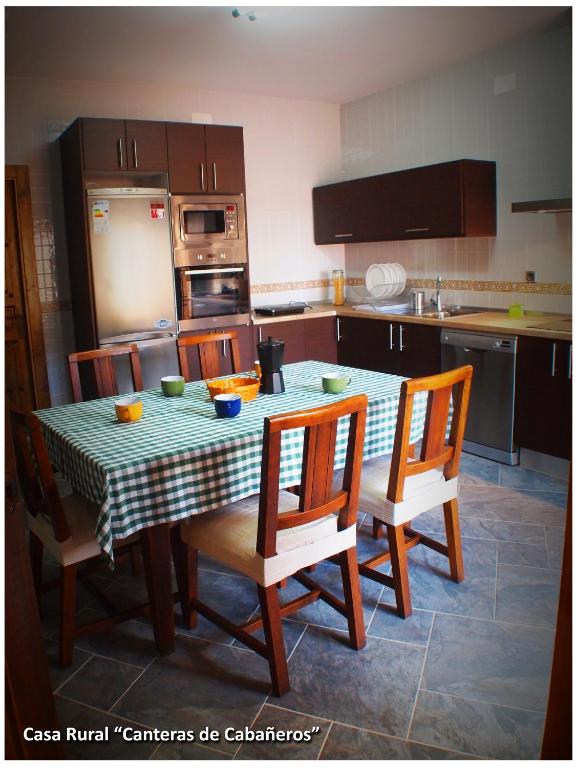 Kuchyň nebo kuchyňský kout v ubytování Casa Rural Las Canteras de Cabañeros