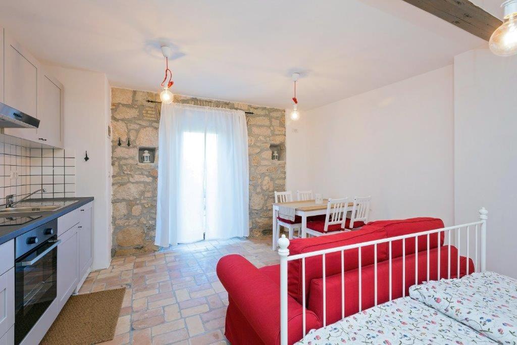 Kuchyň nebo kuchyňský kout v ubytování Old town studio and apartment